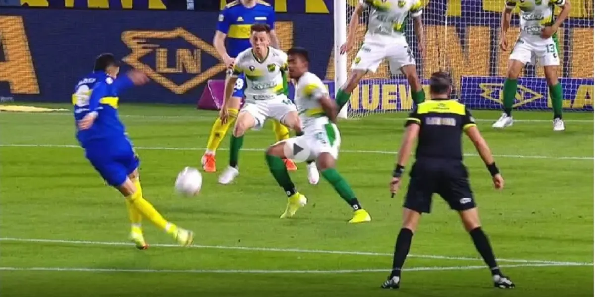 El defensor del Xeneize improvisó una rabona, al igual que en el Mundial de 2014.