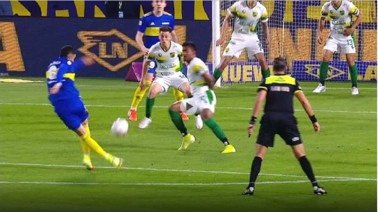 El defensor del Xeneize improvisó una rabona, al igual que en el Mundial de 2014.
