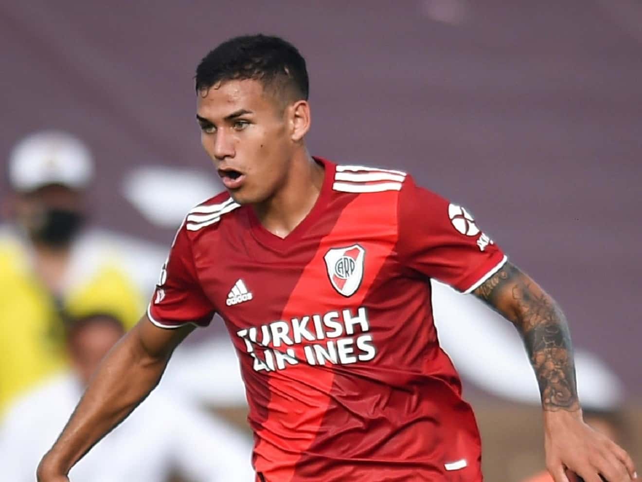 El defensor derecho vivió una infancia difícil, pero logró cumplir su sueño de convertirse en jugador profesional.