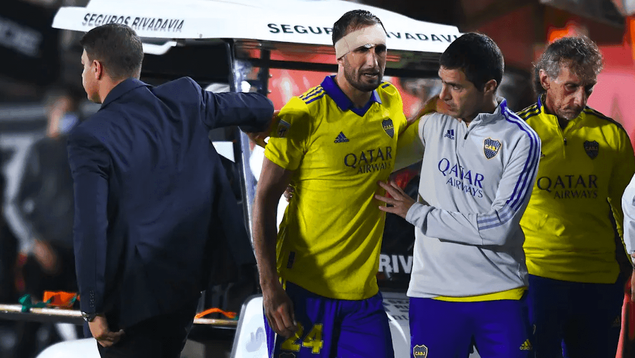 El defensor se retiró con una bota ortopédica en el pie izquierdo tras el partido ante Estudiantes en La Plata.