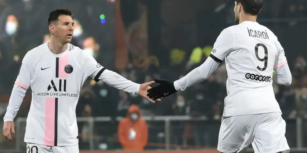 El delantero argentino, de vacaciones en África junto a Wanda Nara, estalló en sus redes sociales contra un periodista italiano por su futuro en el club parisino.