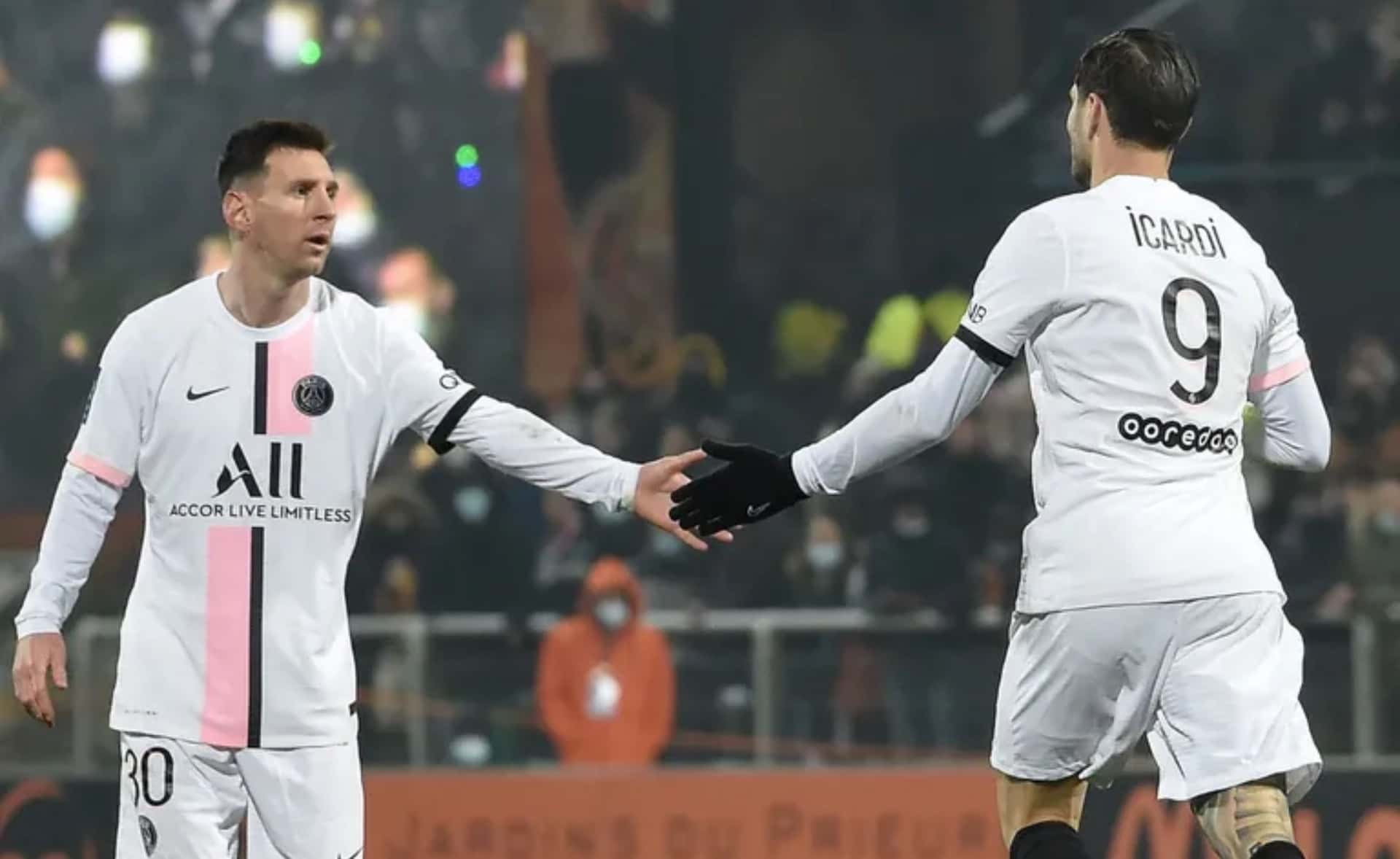 El delantero argentino, de vacaciones en África junto a Wanda Nara, estalló en sus redes sociales contra un periodista italiano por su futuro en el club parisino.