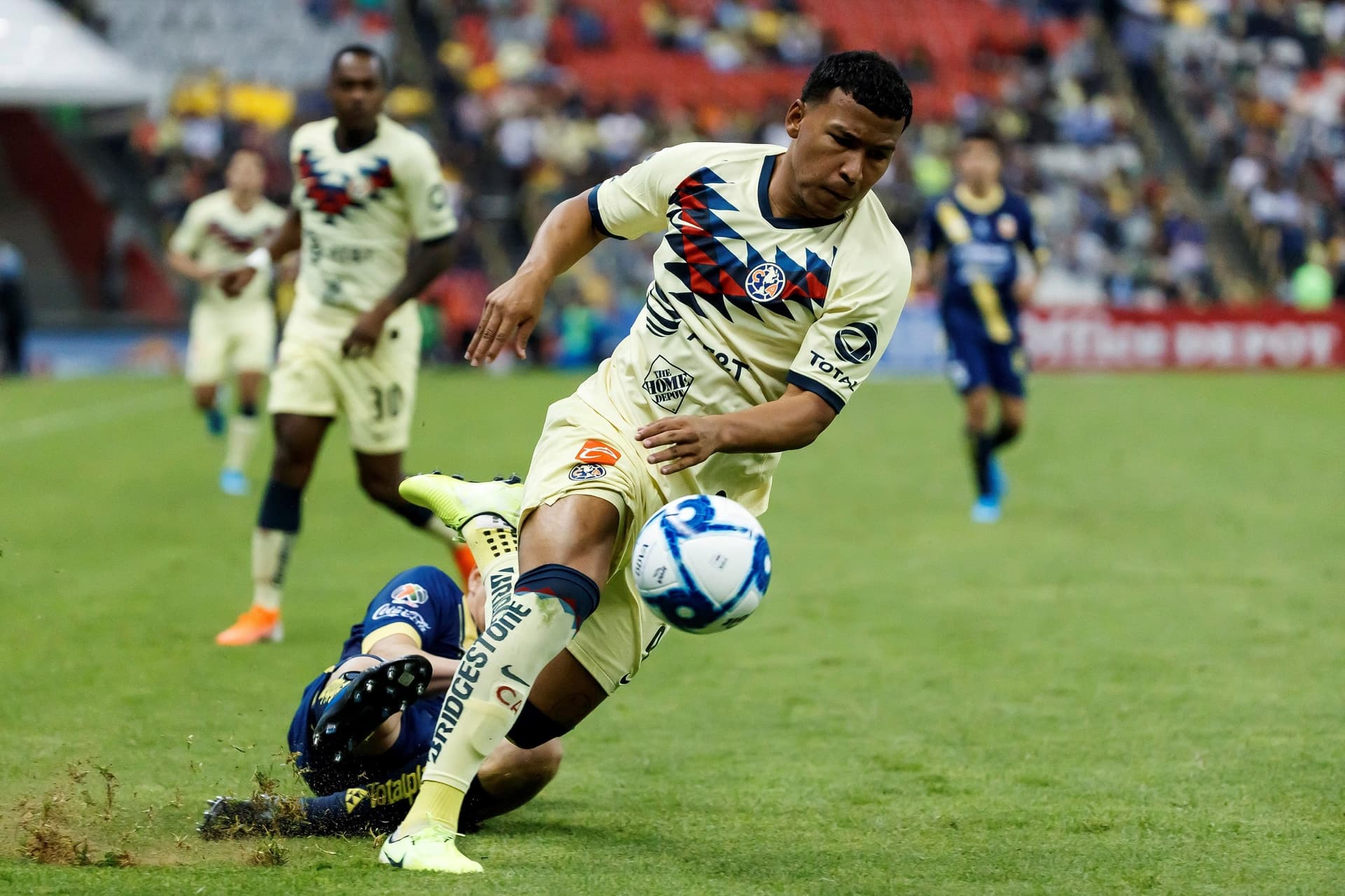 El delantero colombiano participó de una fiesta privada sin respetar los protocolos y, además, le reclaman que reconozca un nuevo hijo.