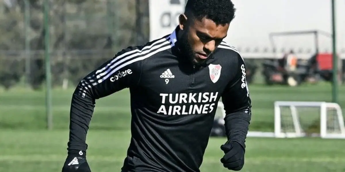 El delantero colombiano resignó millones de dólares para jugar en el Millonario, pero Marcelo Gallardo lo utiliza poco y está molesto.