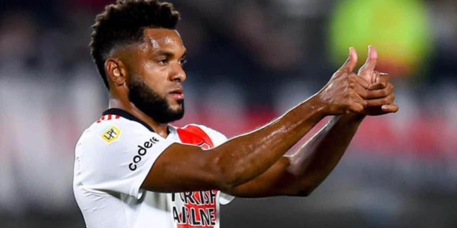 El delantero colombiano también hace delirar a los hinchas afuera del verde césped. Todos los detalles.