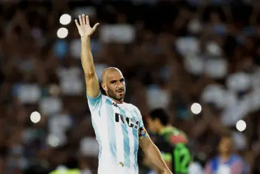 El delantero de 38 años se reune este miércoles con el mánager de la Academia, Rubén Capria.