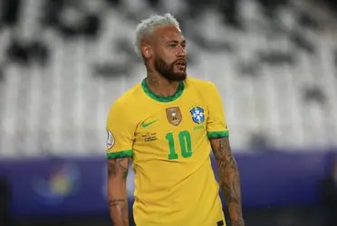 El delantero de PSG fue liberado tras recibir su segunda tarjeta amarilla en el partido ante Chile y viajó rumbo a Francia. Lo mismo corrió para Vinícius Junior, atacante de Real Madrid.