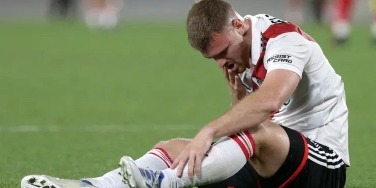 El delantero debió salir ayer a los 30 minutos de juego y preocupó a todos. Este jueves se conoció la gravedad de la lesión.
