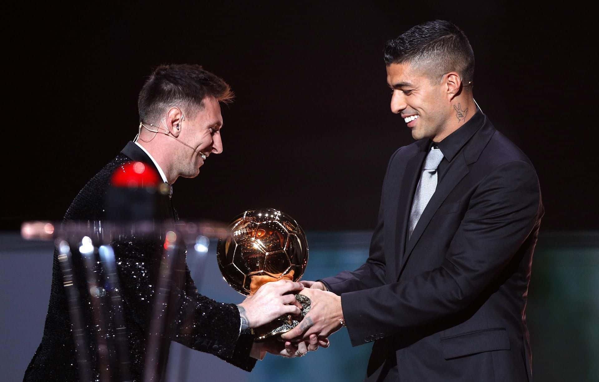 El delantero del Atlético de Madrid estuvo en la gala del Balón de Oro y habló sobre el rumor que tiene en vilo al fútbol uruguayo.