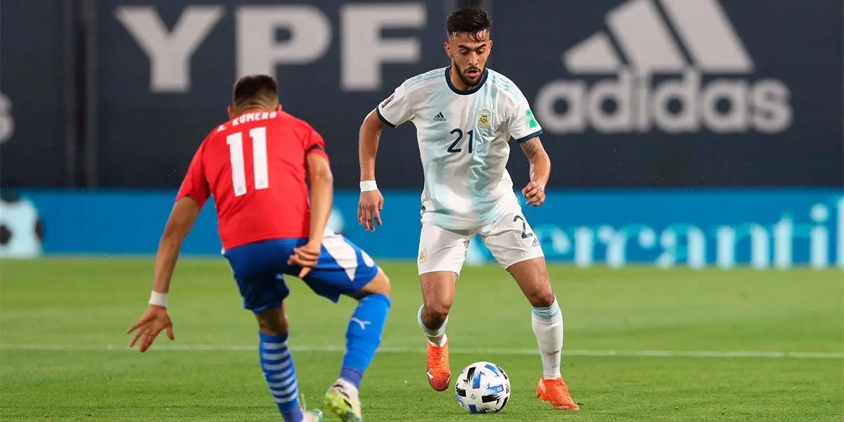 El delantero del Stuttgart de Alemania es uno de los grandes descubrimientos de Lionel Scaloni. Y su presencia opacaría a una estrella.