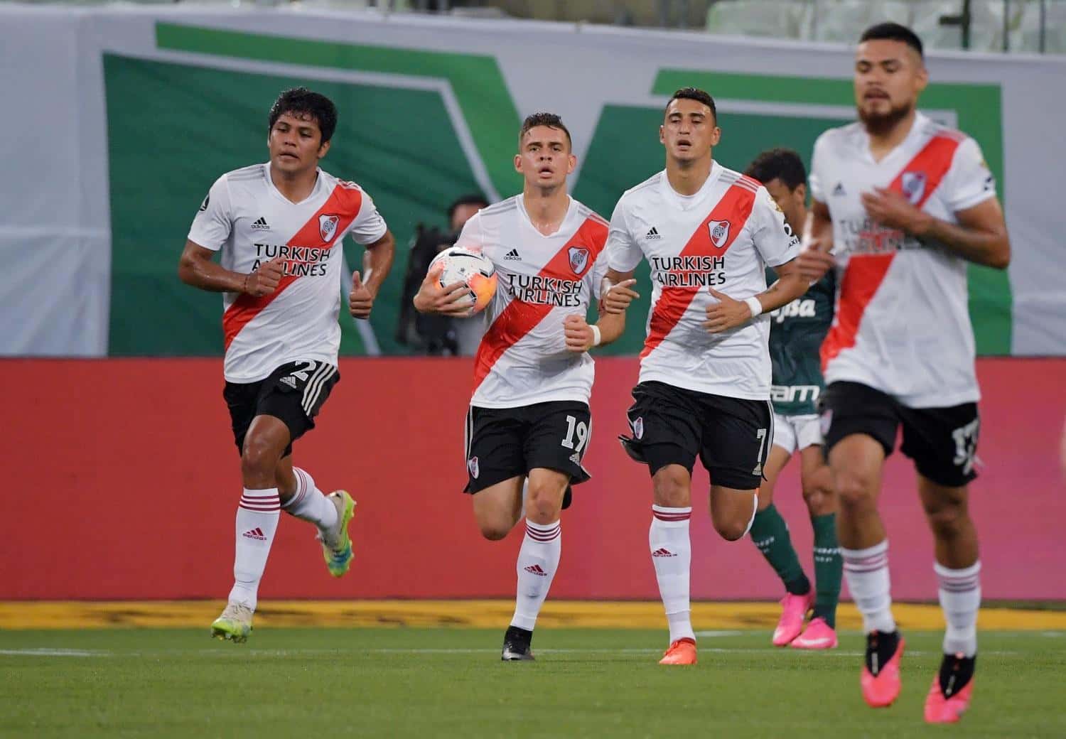 El delantero fue presentado en el equipo alemán.