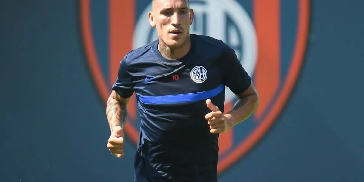 El delantero no asistió a la práctica y el club poría sancionarlo en una situación cada vez más complicada.