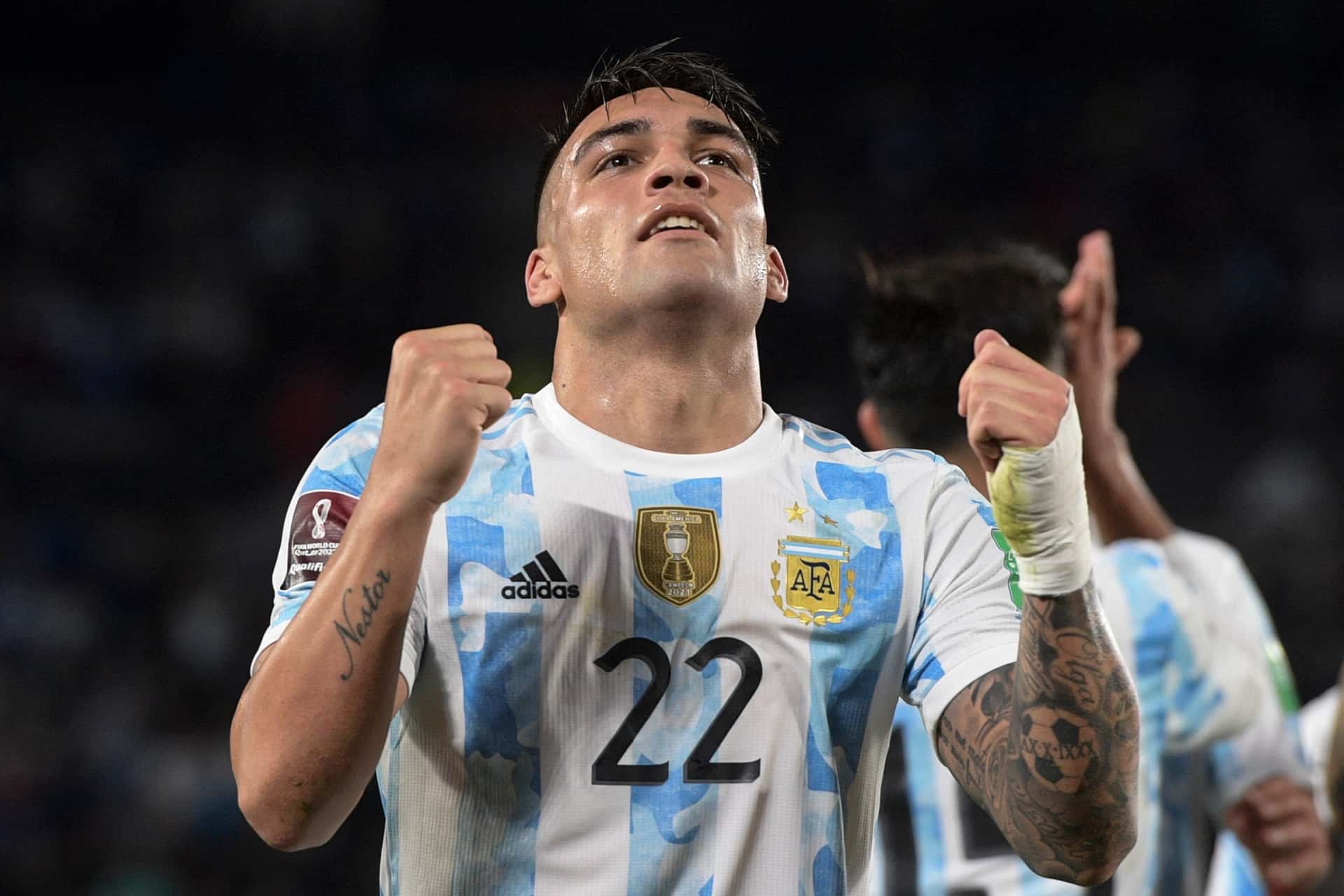 El delantero no pudo aguantar las lágrimas poco después de haber sido reemplazado.