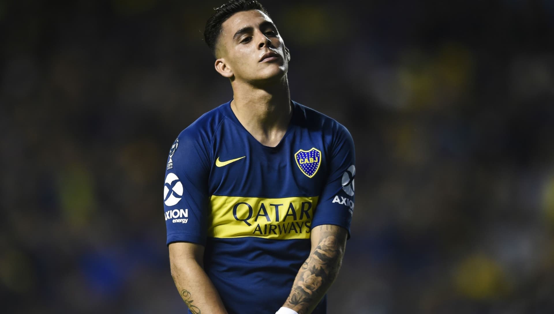 El delantero se fue hace varios meses y mal del club, pero sus acciones siguen llegando a Brandsen 805.