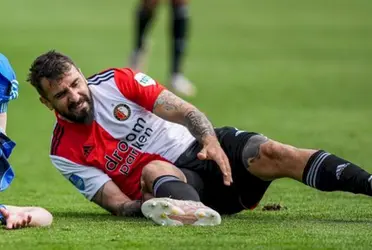 El delantero sufrió una fractura en Feyenoord y fue operado de urgencia. 