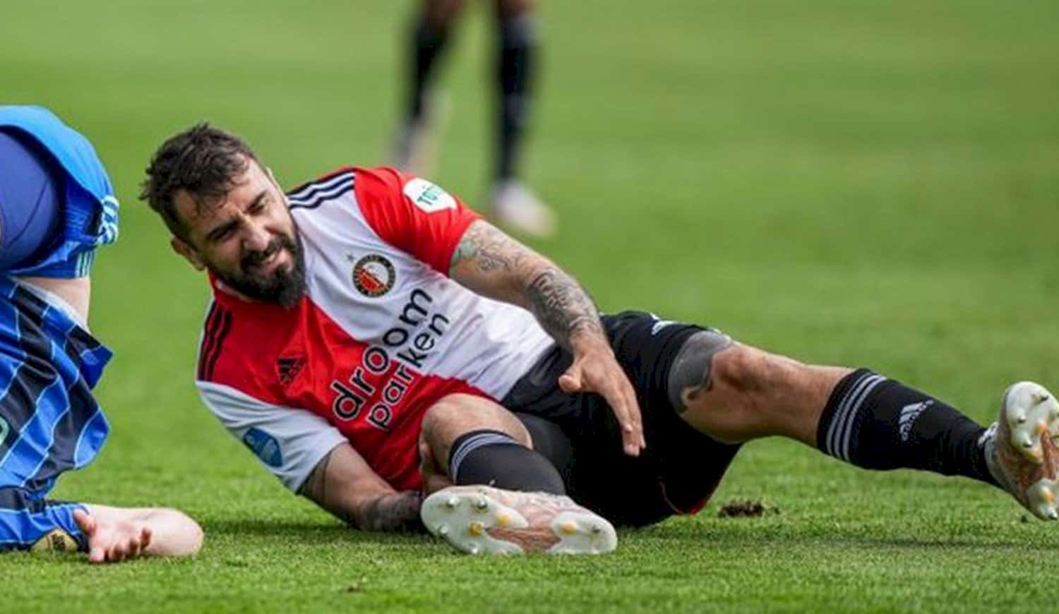 El delantero sufrió una fractura en Feyenoord y fue operado de urgencia.