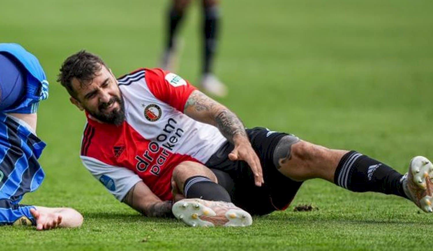 El delantero sufrió una fractura en Feyenoord y fue operado de urgencia.