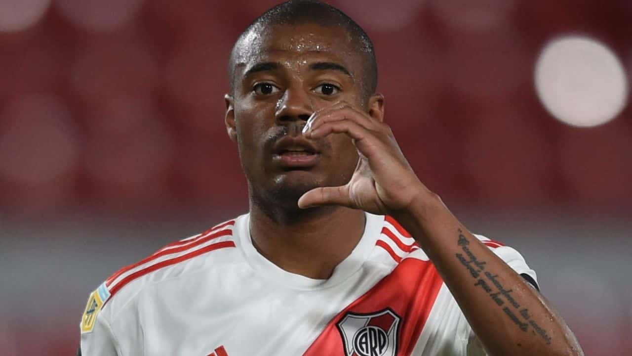 El delantero uruguayo habría sugerido al club inglés que contrate a su compatriota.