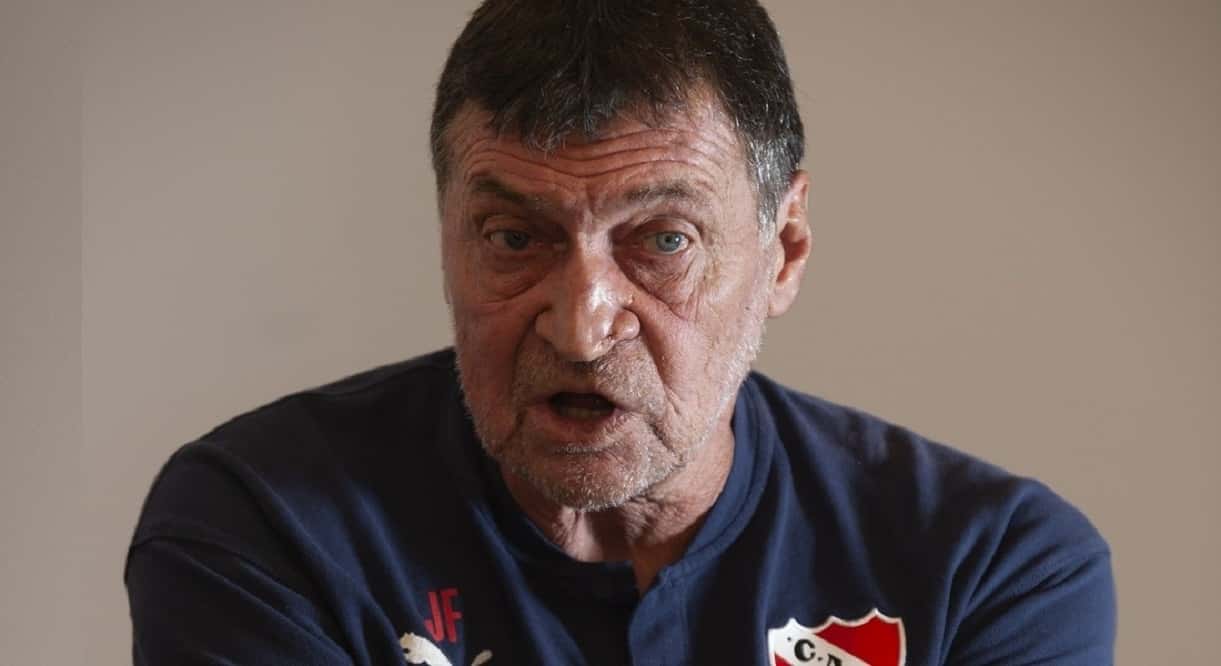 El director técnico del Rojo habló con los dirigentes para pedir incorporaciones en este mercado de pases.
