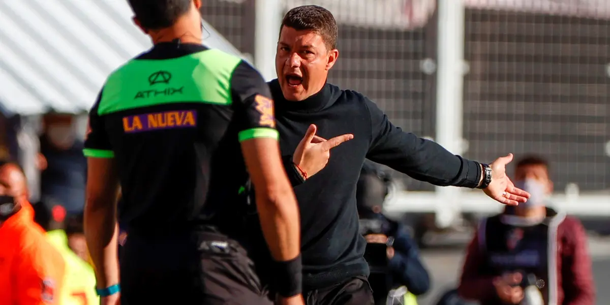 El director técnico del Xeineize se quejó por la doble amarilla que recibió el zaguero a los 15 minutos del primer tiempo.