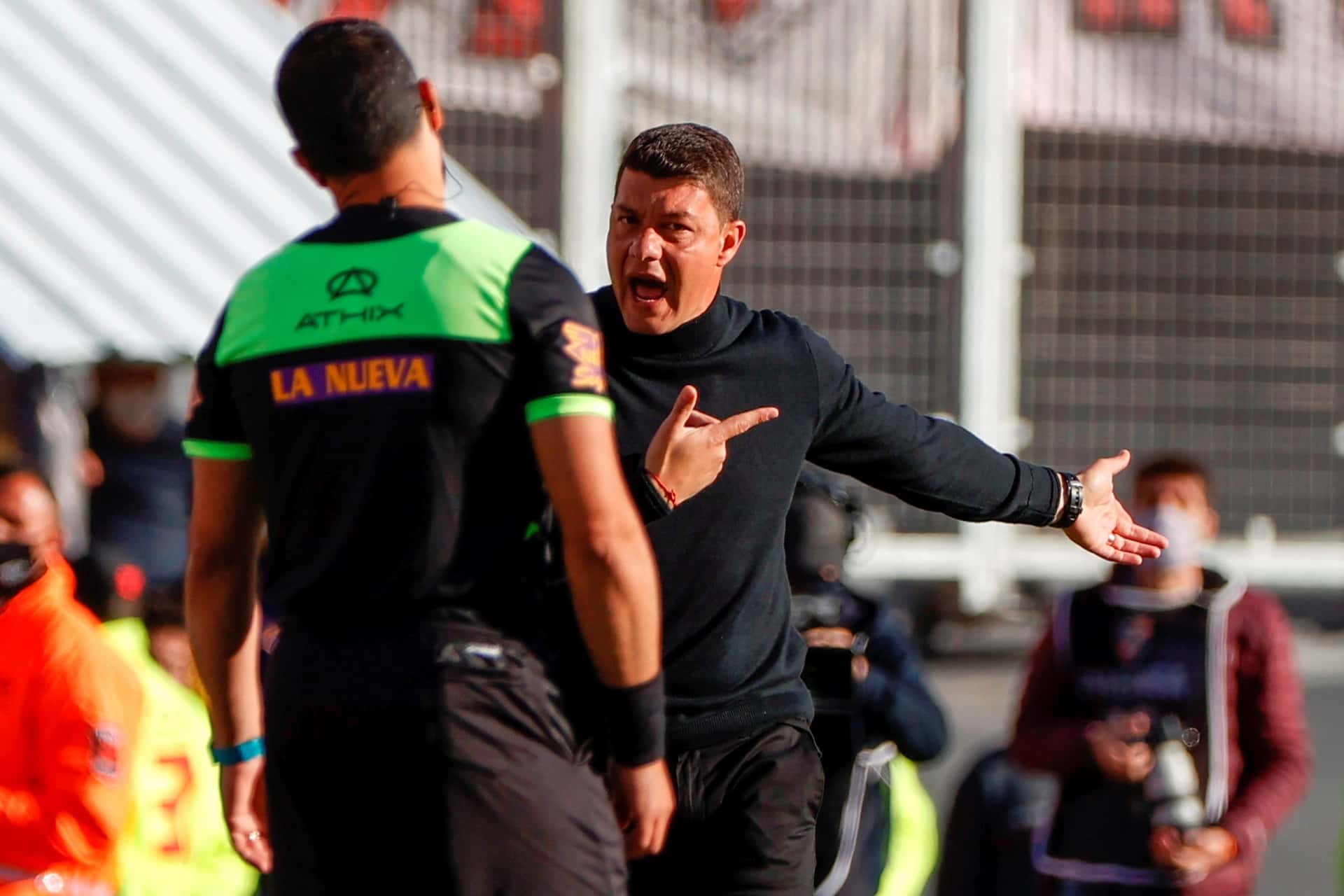 El director técnico del Xeineize se quejó por la doble amarilla que recibió el zaguero a los 15 minutos del primer tiempo.