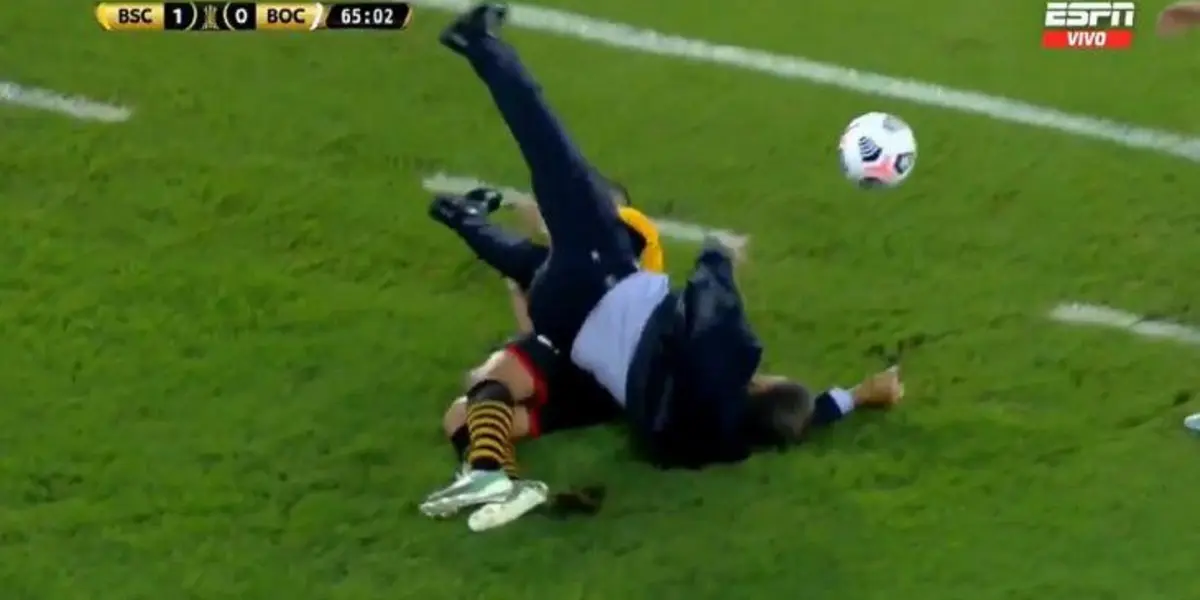 El director técnico Xeneize sufrió un duro golpe de Mario Pineda, jugador del conjunto ecuatoriano.