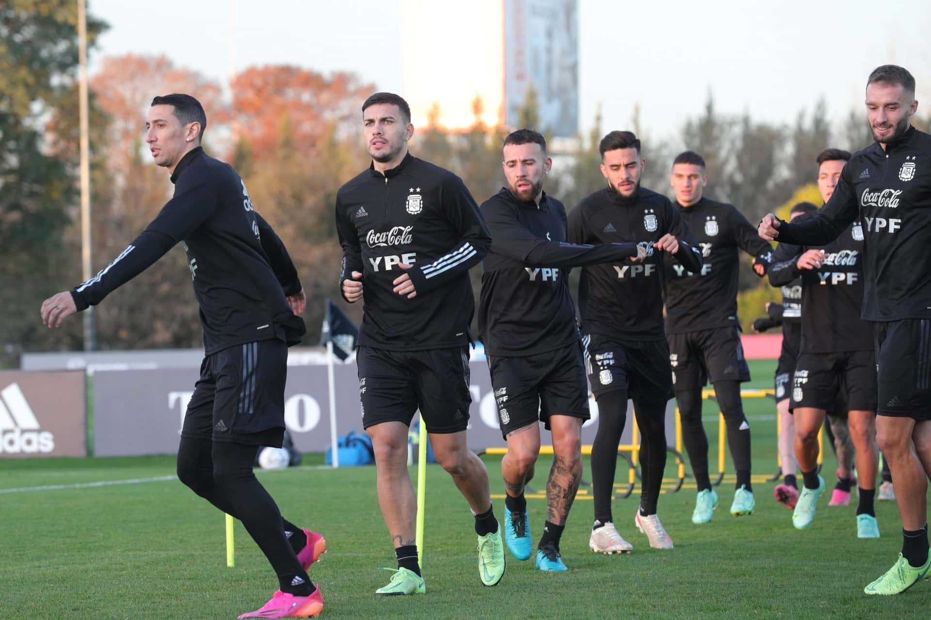 El director técnico ya probó con un once titular para el partido ante Chile.