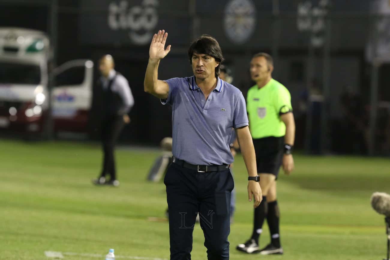 El DT argentino busca seguir reforzando al equipo paraguayo.