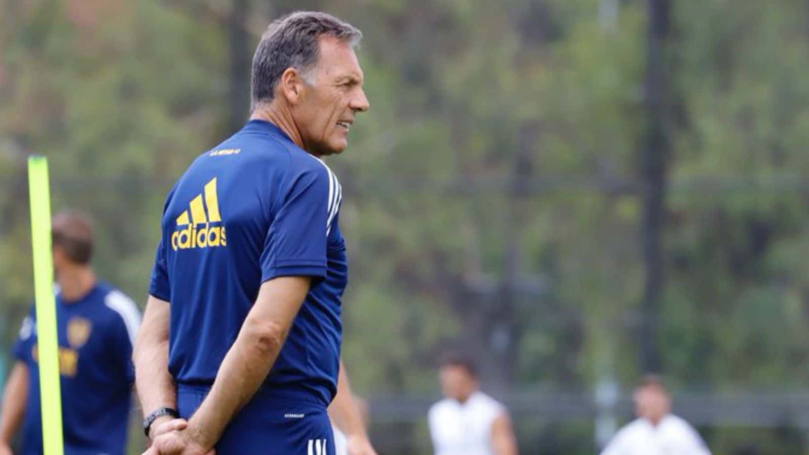 El DT comienza a diagramar el partido contra River Plate por la Copa Diego Armando Maradona.