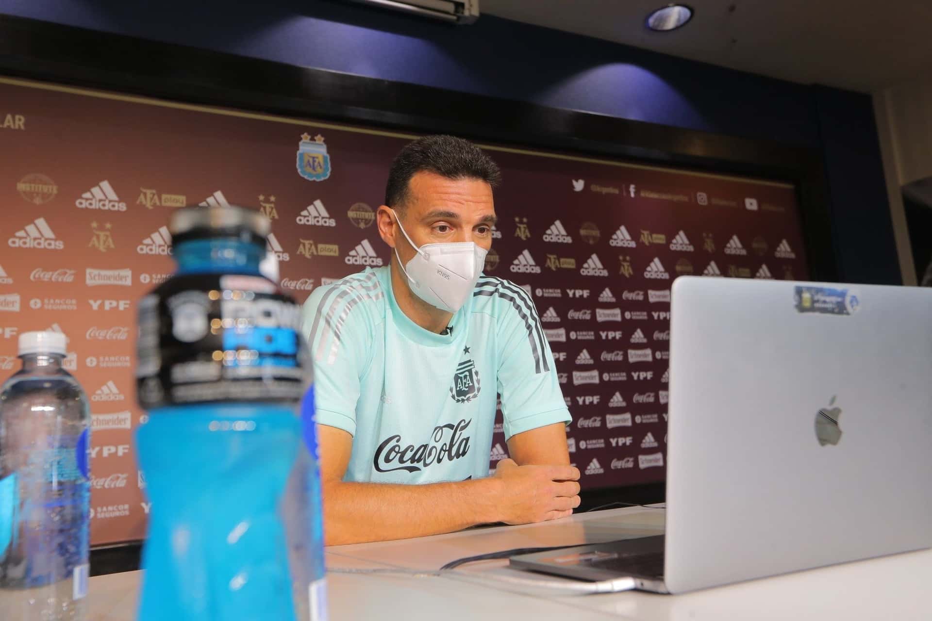 El DT de la Selección Argentina habló en la previa del duelo en Chile y en la conferencia virtual se metió el capitán.