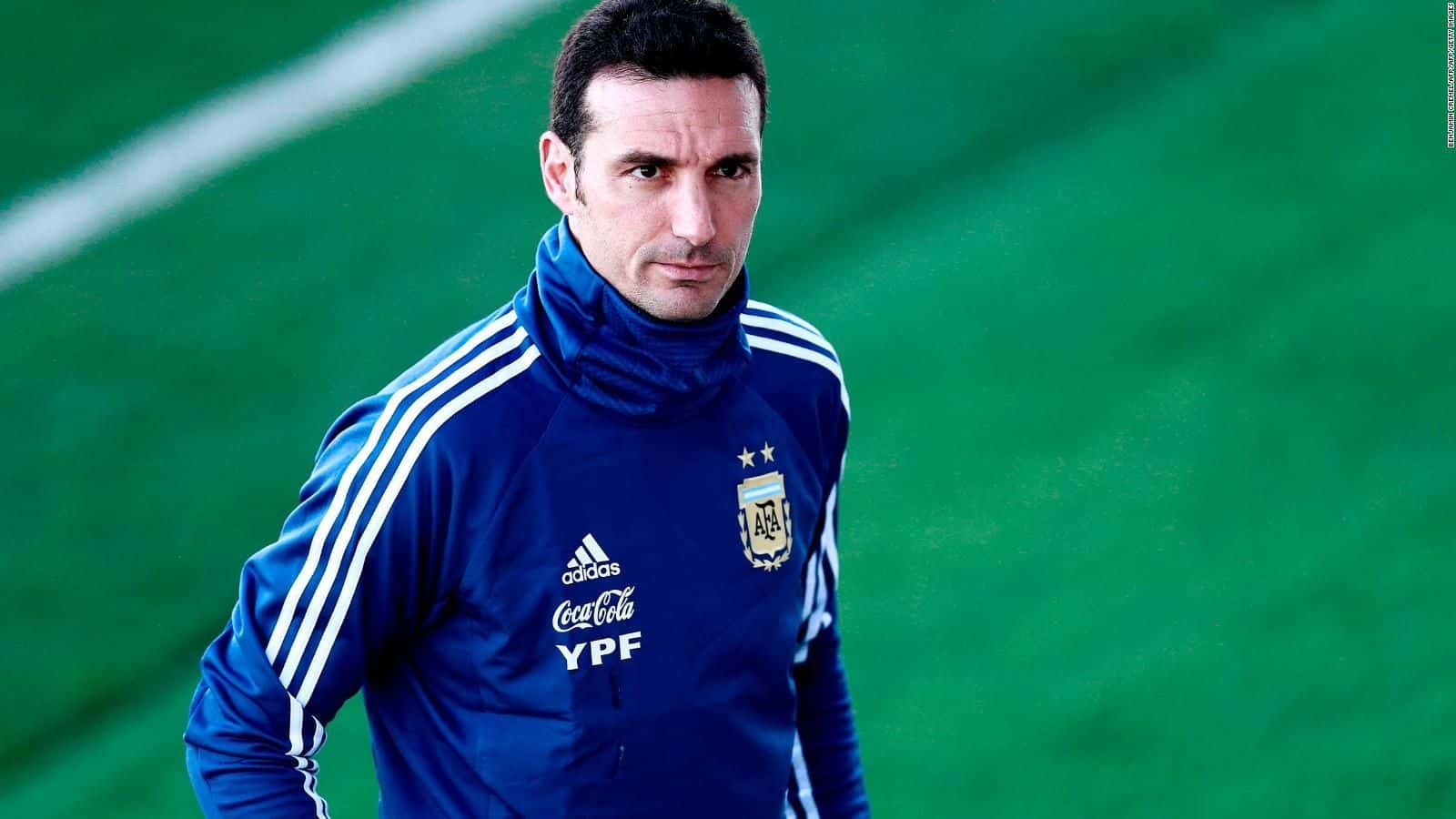 El DT del conjunto argentino fue visto en una situación particular luego de haber abandonado la concentración en Pamplona.