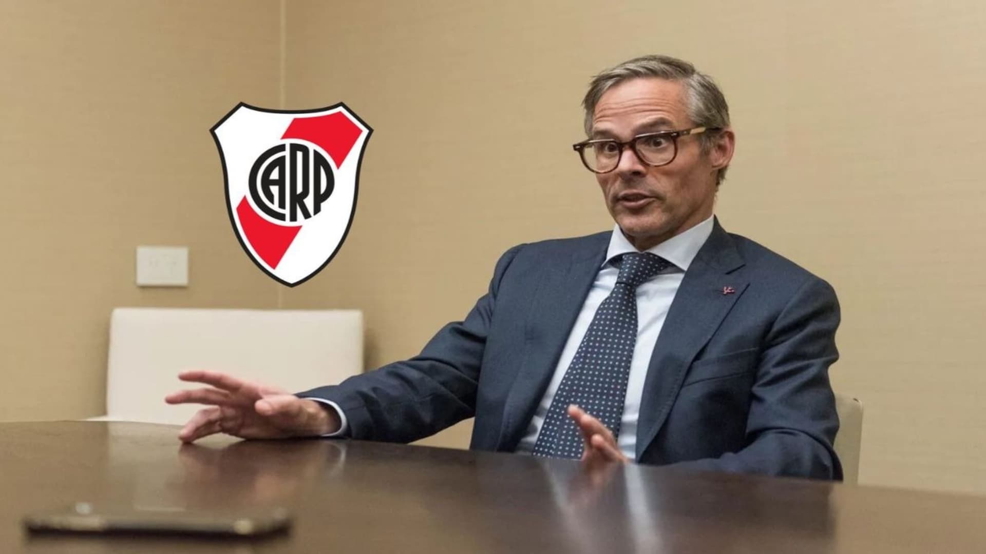 El empresario lo tentó con un ingreso en dólares y minutos