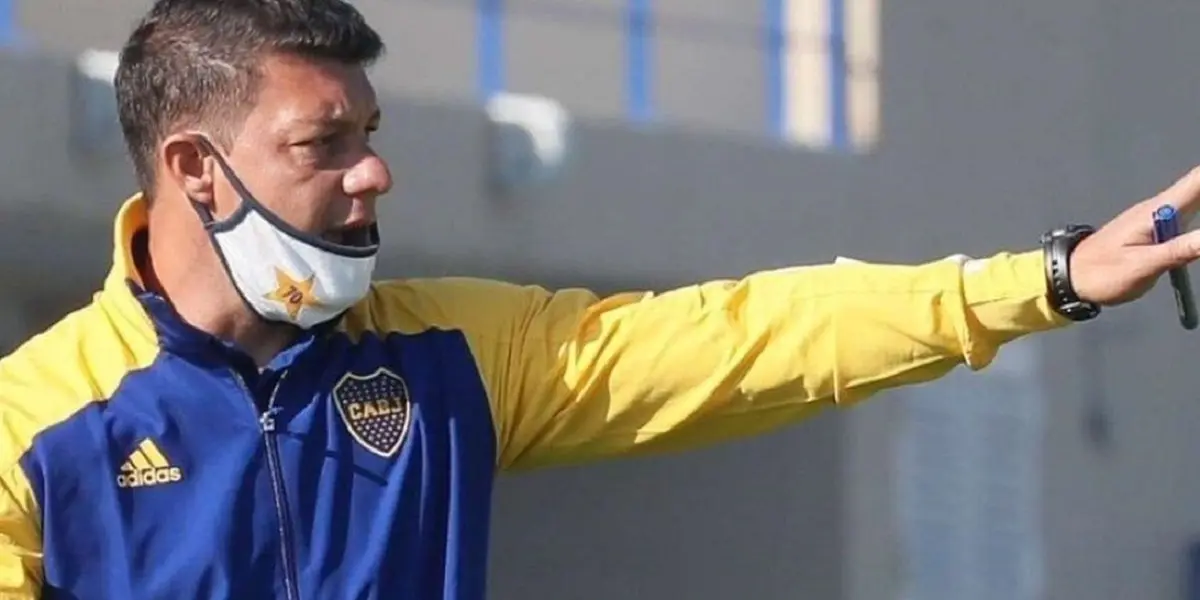 El encuentro entre ambos ídolos se suspendió ayer y hoy se cerrará la renovación del DT de Boca.