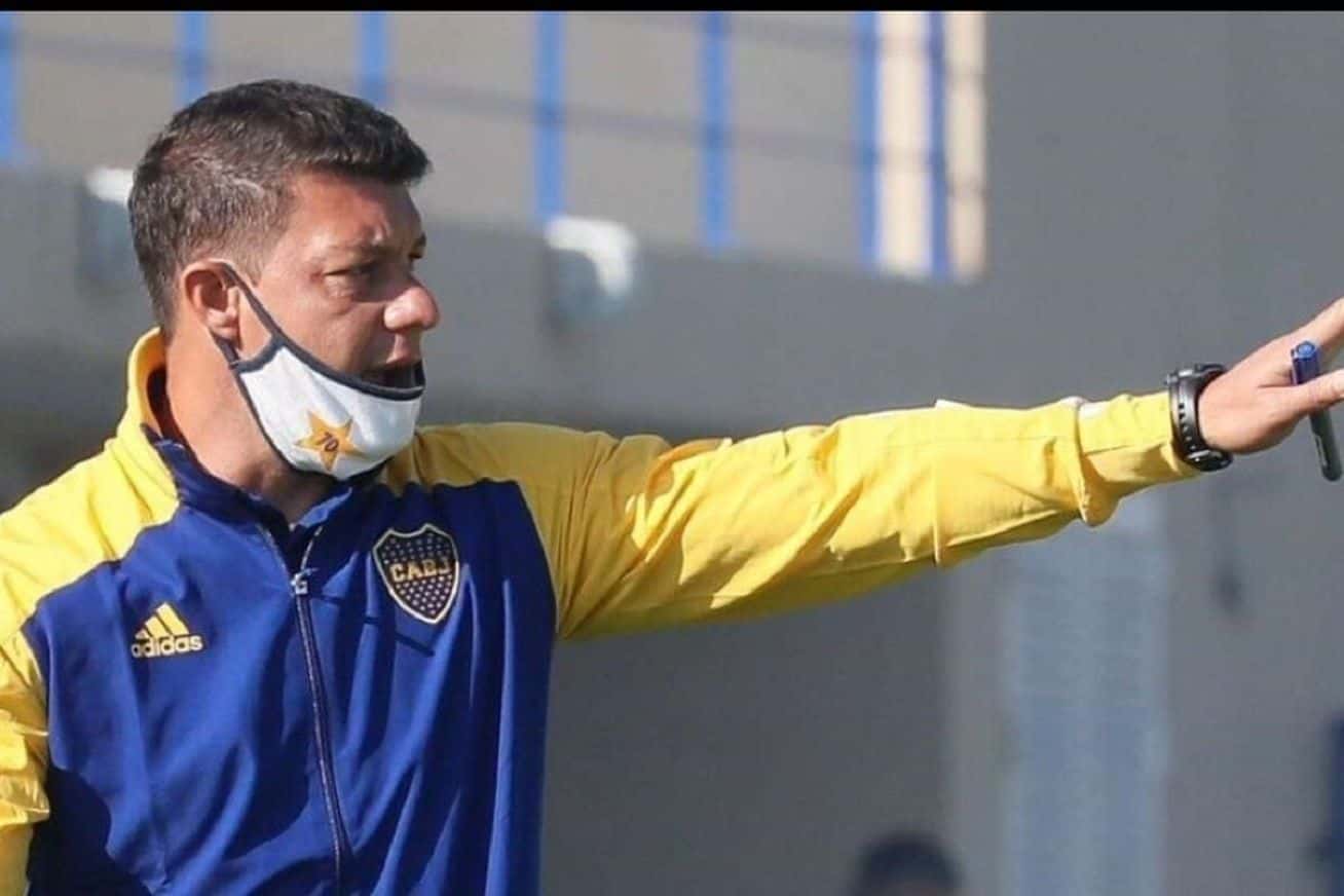 El encuentro entre ambos ídolos se suspendió ayer y hoy se cerrará la renovación del DT de Boca.