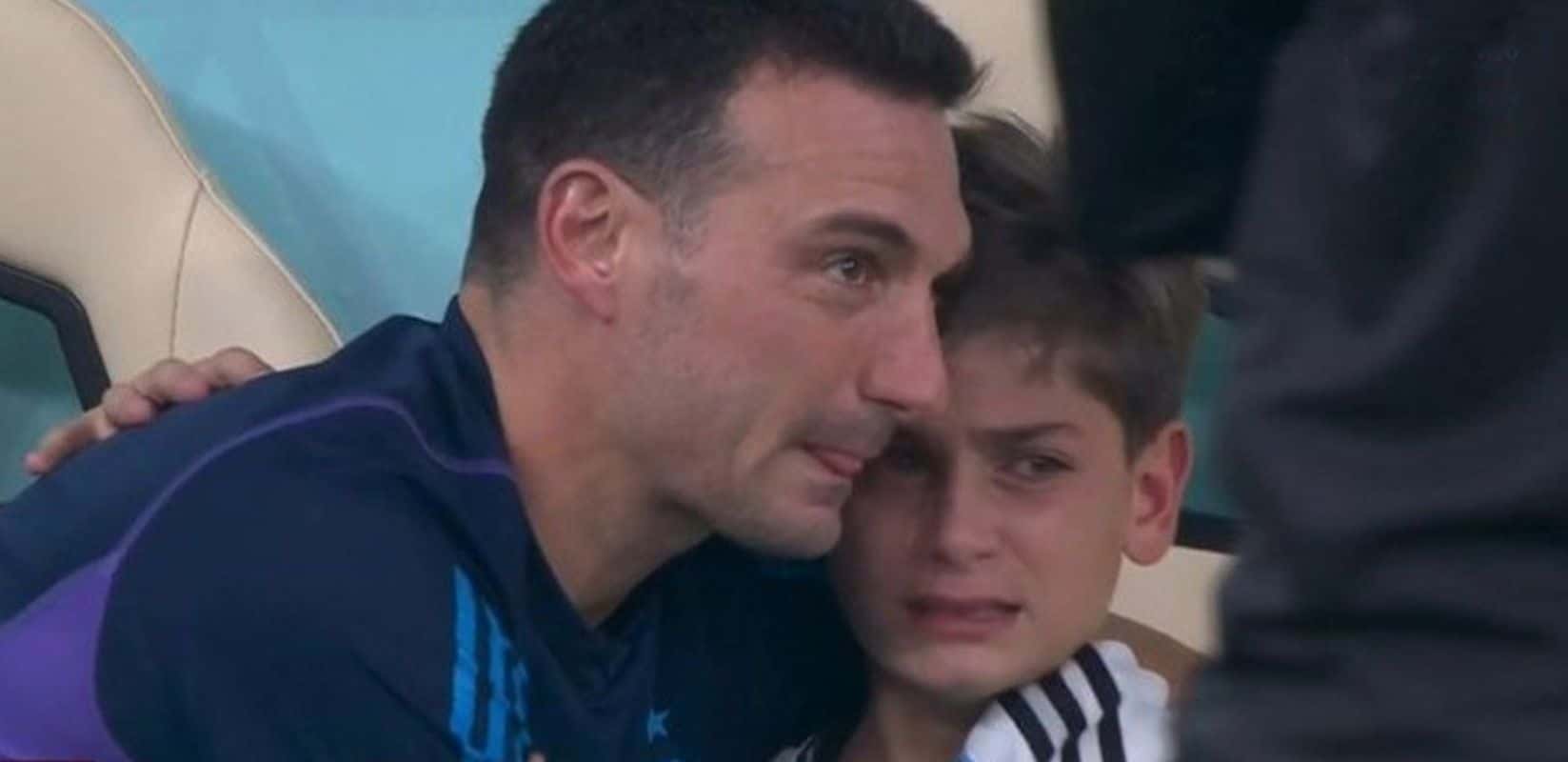 El entrenador celebró el triunfo con su hijo tras haber clasificado a Semifinales del Mundial de Qatar.