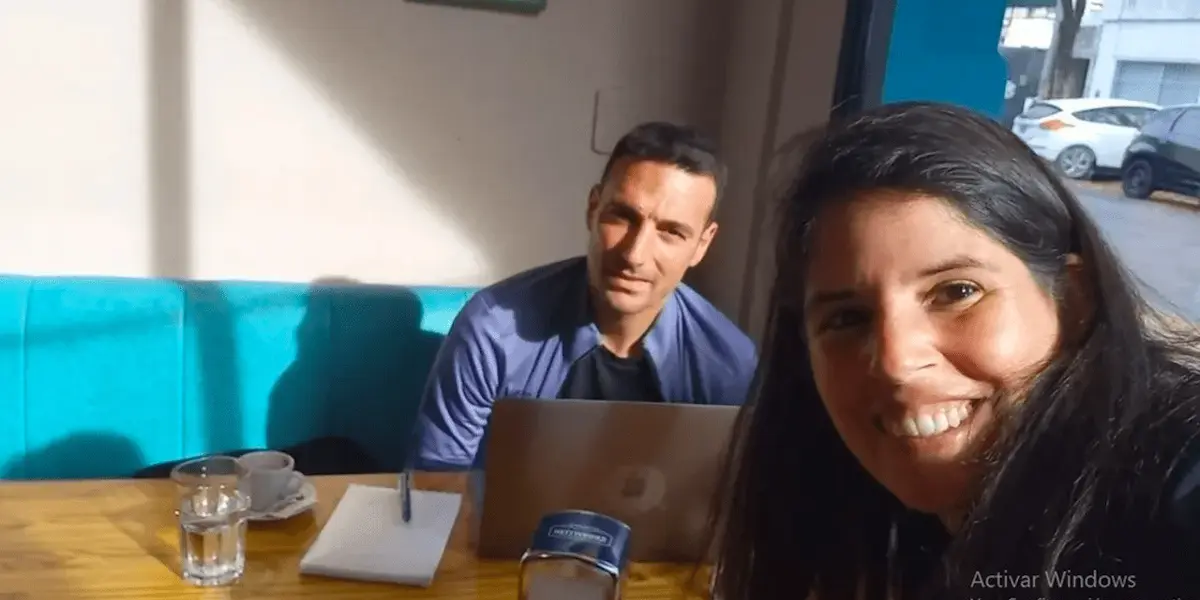 El entrenador de la Selección Argentina fue sorprendido por una periodista mientras se encontraba en un bar de la ciudad santafecina.