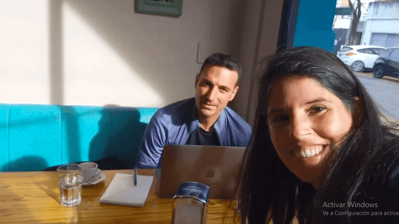 El entrenador de la Selección Argentina fue sorprendido por una periodista mientras se encontraba en un bar de la ciudad santafecina.
