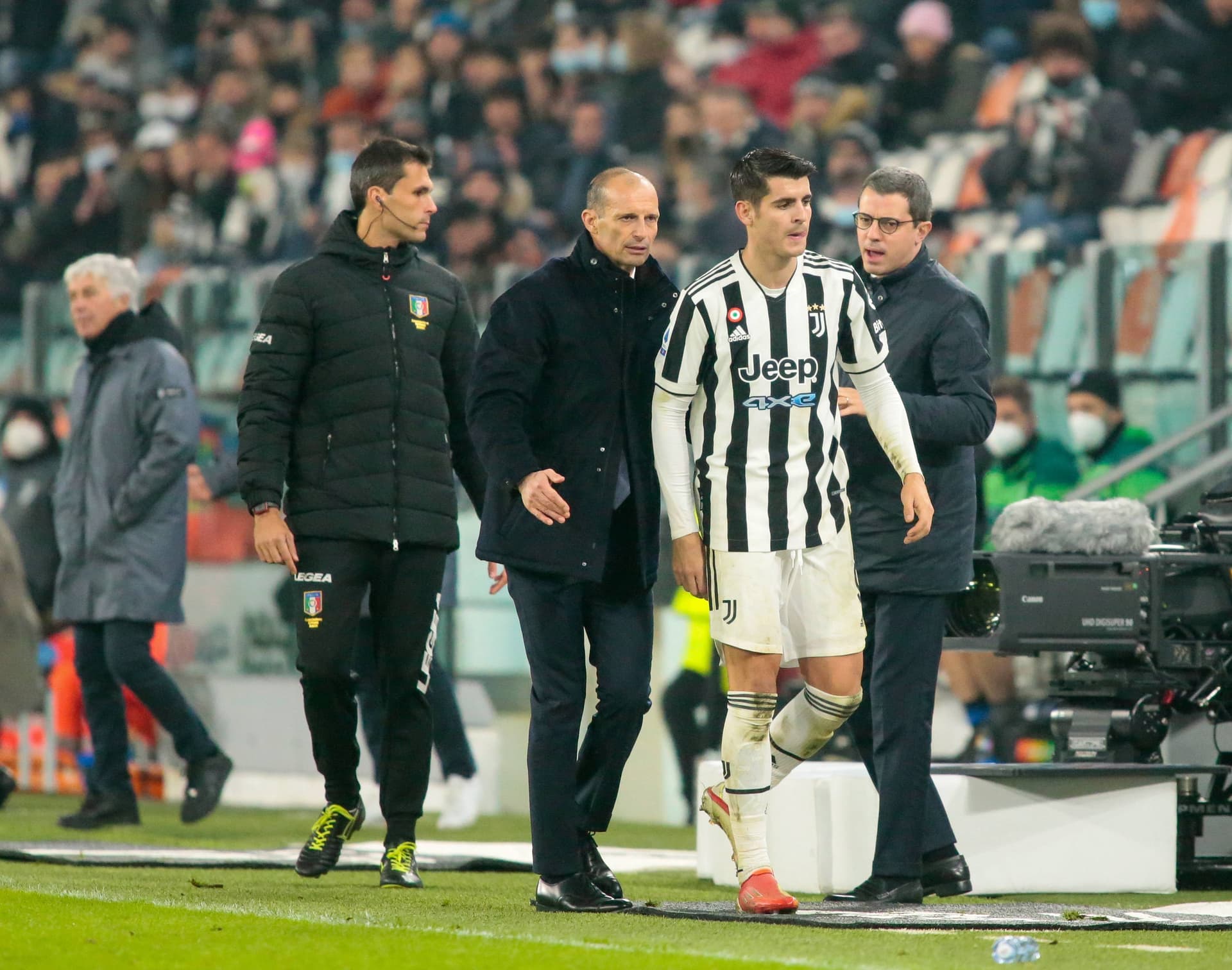 El entrenador de la Vecchia Signora increpó al español cuando fue sustituido.