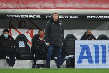 El entrenador, de paso reciente por el Rojo, dejó su cargo e inmediatamente estableció contacto con su representante.