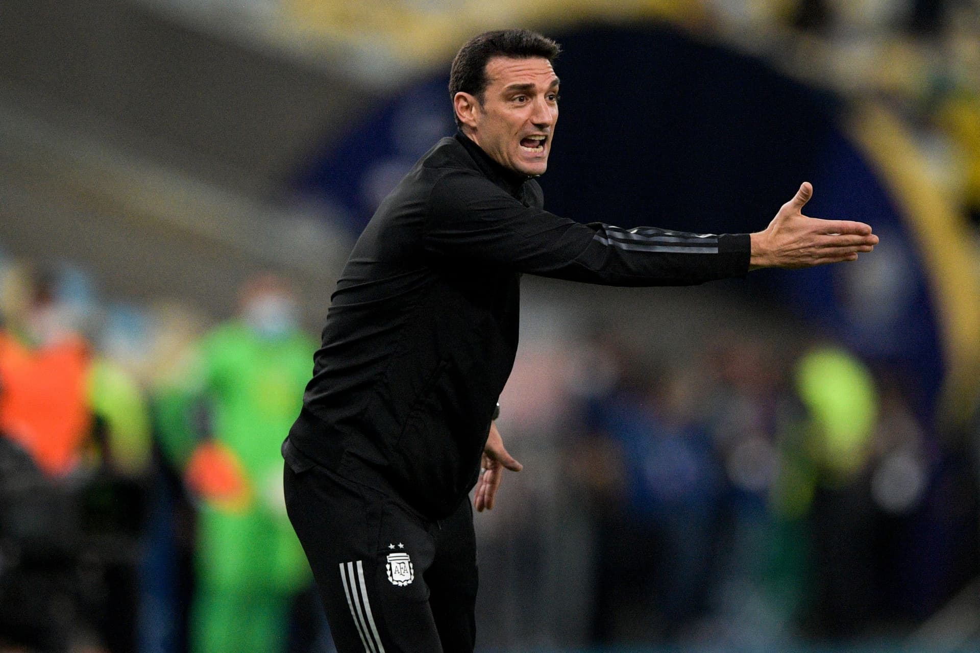 El entrenador dejó a los futbolistas que celebraran juntos el título.