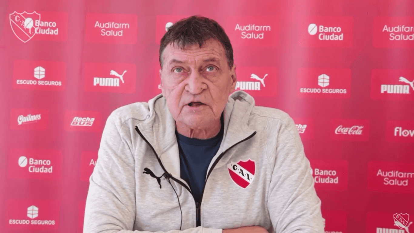 El entrenador del club Independiente de Avellaneda, Julio César Falcioni estuvo presente en la definición de las semifinales de la Copa de la Liga de fútbol. Tras una semana trágica, en la que perdió a su esposa, Falcioni volvió a hacerse presente.
Su equipo logró en una apretada definición, el pase a semifinales de la Copa, hazaña que dedicó a su esposa. De hecho, se cree que Julio César Falcioni encontró en el fútbol una veta pasional para hacer más llevadero su dolor.