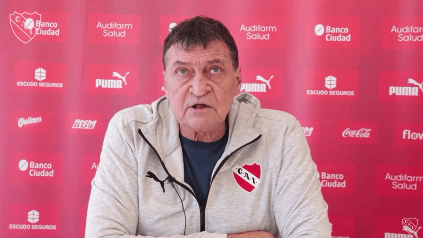 El entrenador del club Independiente de Avellaneda, Julio César Falcioni estuvo presente en la definición de las semifinales de la Copa de la Liga de fútbol. Tras una semana trágica, en la que perdió a su esposa, Falcioni volvió a hacerse presente.
Su equipo logró en una apretada definición, el pase a semifinales de la Copa, hazaña que dedicó a su esposa. De hecho, se cree que Julio César Falcioni encontró en el fútbol una veta pasional para hacer más llevadero su dolor.