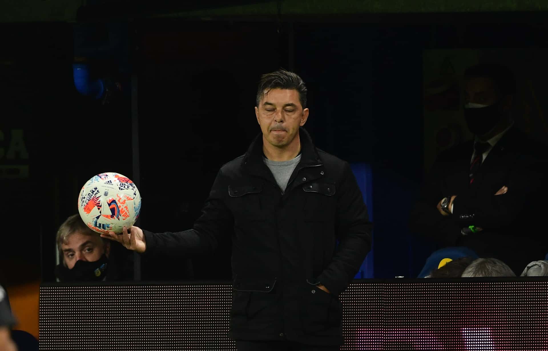 El entrenador del Millonario está por debajo en el historial ante el DT de Argentinos Juniors.