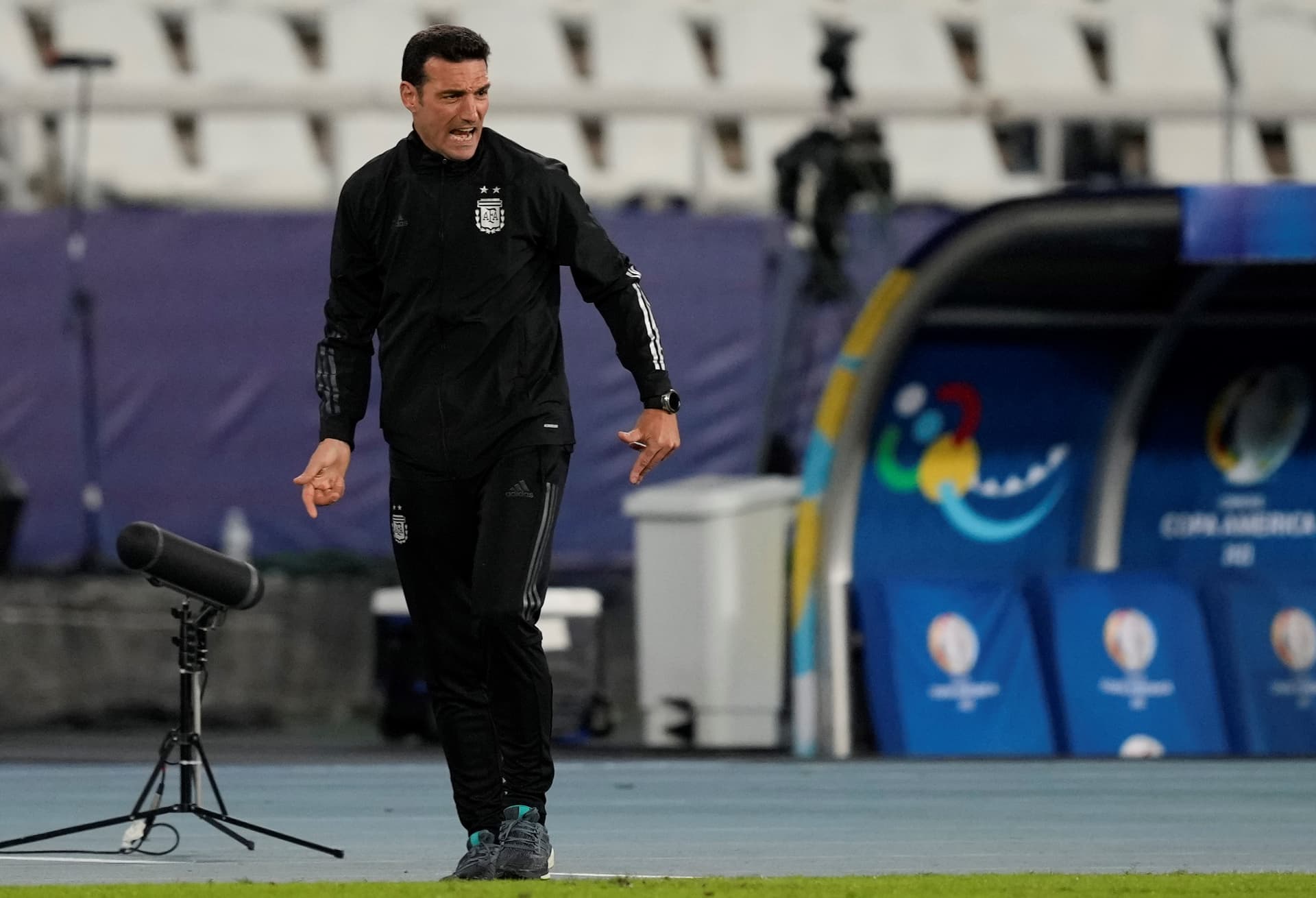 El entrenador del seleccionado nacional analiza variantes para la próxima fecha de la Copa América.