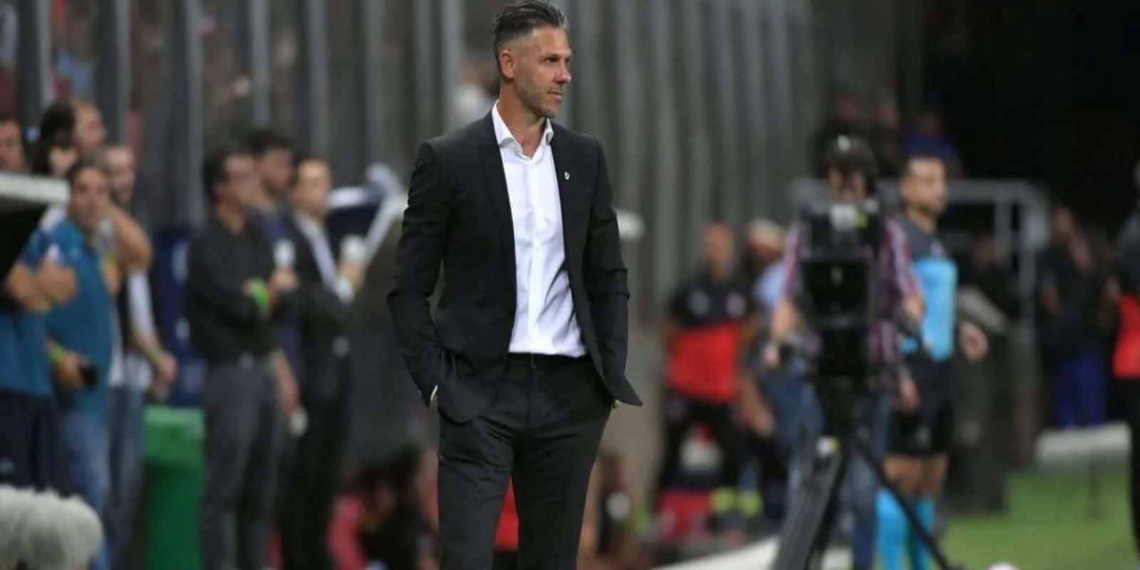 El entrenador diagrama al equipo que comenzará a disputar el torneo doméstico, pero un detalle lo mantiene preocupado.