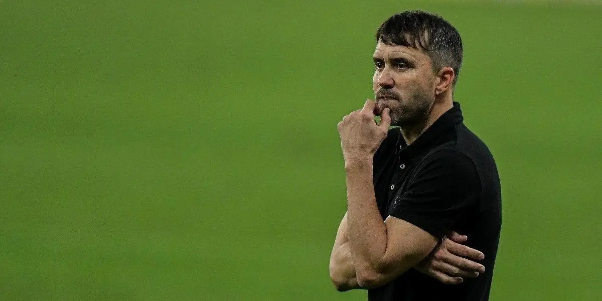 El entrenador que enfrenta a Club Atlético Boca Juniors en Copa CONMEBOL Libertadores, ha recibido una tentadora oferta.