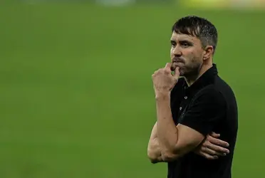 El entrenador que enfrenta a Club Atlético Boca Juniors en Copa CONMEBOL Libertadores, ha recibido una tentadora oferta.