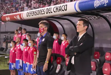 El entrenador salió a dar la cara y habló de la delicada situación luego de la derrota ante Chile por 1 a 0. Además, se refirió a los simpatizantes paraguayos.