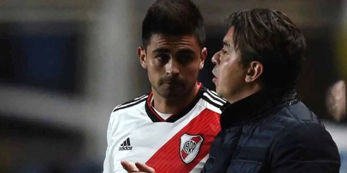 El entrenador se reencontró con su vieja figura en el Millonario y al posar para una fotografía, un detalle hizo estallar a los hinchas.