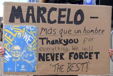 El equipo del ahora dirigido por Marsch cayó en Leicester y los hinchas le dedicaron banderas al Loco.